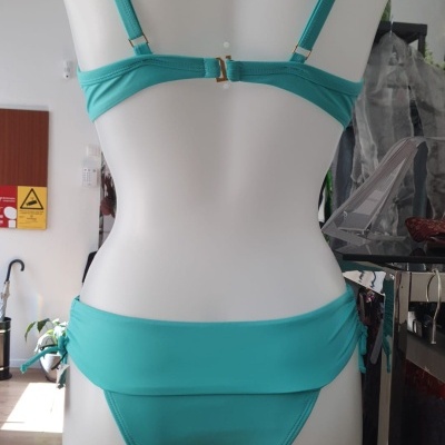Bikini azul turquesa em manequim vista de trás
