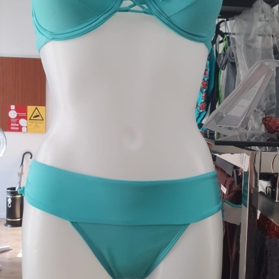 Biquíni azul turquesa em manequim branco em loja