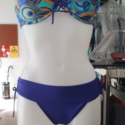 Biquíni azul com parte superior estampada em manequim