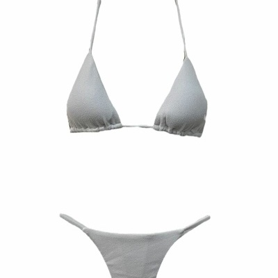Biquíni branco texturizado com suporte triangular e tiras finas.