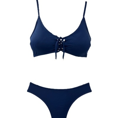 Bikini azul escuro com top de alças finas e parte de baixo de corte clássico