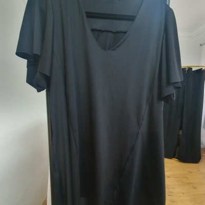 Vestido preto de manga curta com decote em V pendurado em suporte