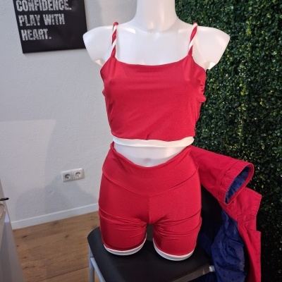 Conjunto desportivo vermelho com top e calções em manequim