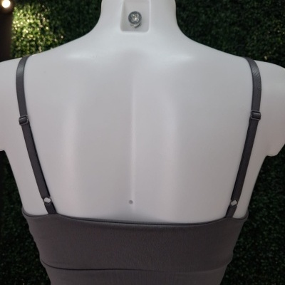 Top cropped cinzento com alças finas num manequim branco