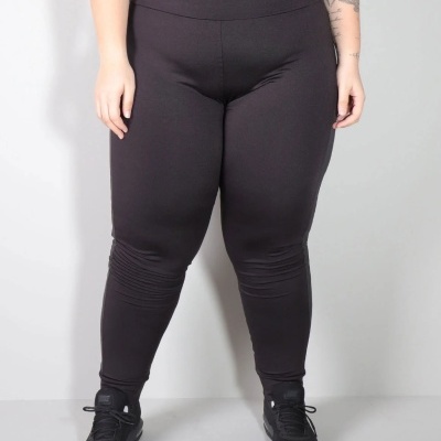 Leggings pretas justas com textura franzida nos joelhos e sapatos desportivos pretos Nike