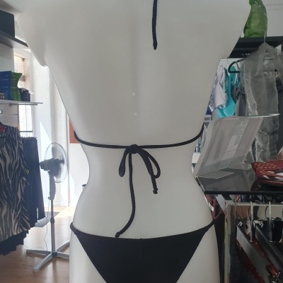 Biquíni preto amarrado em manequim branco