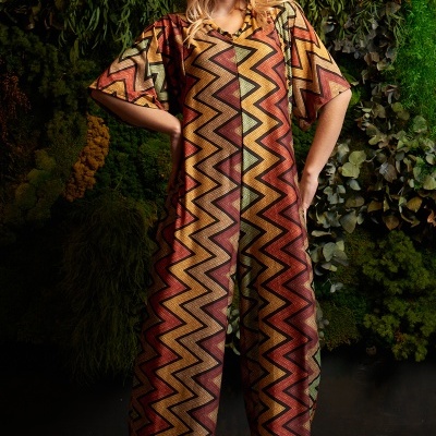 Macacão comprido com padrão zig-zag colorido e manga curta larga