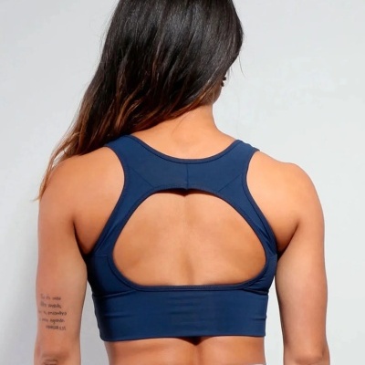 Top desportivo azul-marinho com recorte nas costas visto de costas