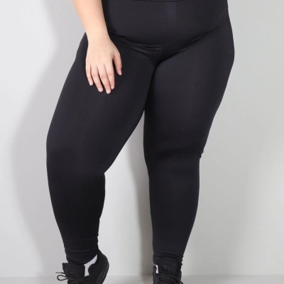 Leggings pretas justas com cintura alta e sapatos desportivos pretos