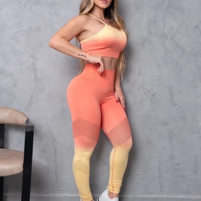 Conjunto desportivo laranja e amarelo com leggings e top feminino