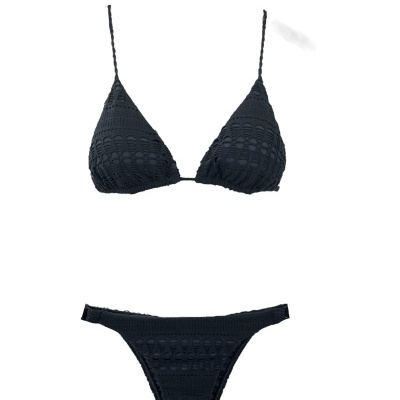 Biquíni preto em crochet de dois peças com padrão de laços.
