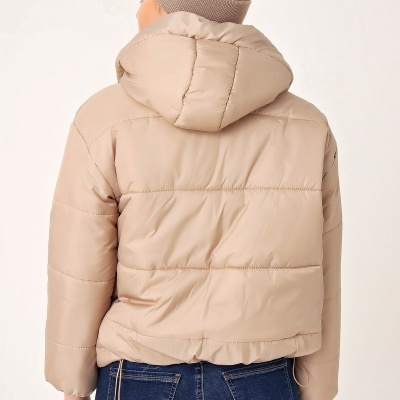 Casaco acolchoado bege com capuz visto de costas