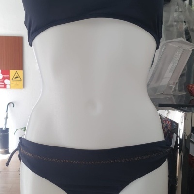 Biquíni feminino azul com detalhes castanhos em manequim branco