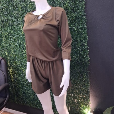 Macacão curto castanho com mangas 3/4 em manequim branco