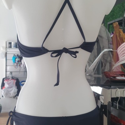 Fato de banho preto de duas peças num manequim branco visto de costas