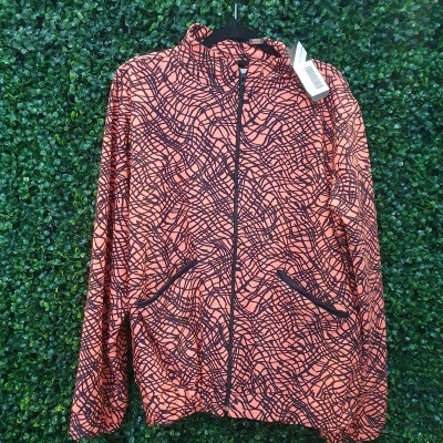 Casaco desportivo laranja com linhas pretas entrecruzadas e bolso de fecho