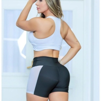 Mulher a usar roupa desportiva branca e preta de costas