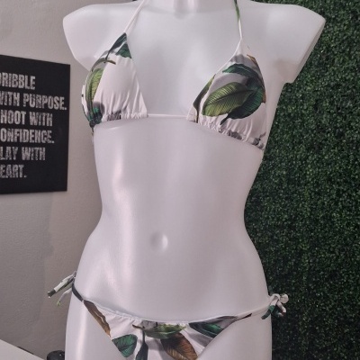 Biquíni branco com padrão folhagem em manequim branco