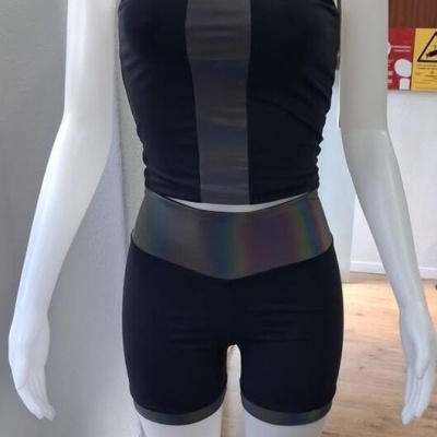Conjunto desportivo feminino preto com detalhes cinza em manequim branco