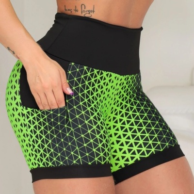 Calções desportivos verdes e pretos com padrão geométrico e bolso lateral