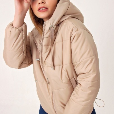 Casaco acolchoado bege com capuz e cordão ajustável