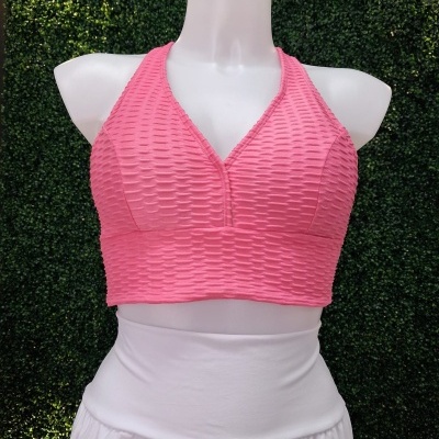 Top desportivo rosa com textura ondulada em manequim branco