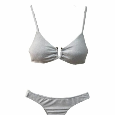 Biquíni branco com top de alças finas e cueca simples