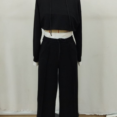 Conjunto hoodie cropped preto com capuz e calças largas pretas