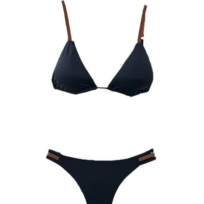 Conjunto de bikini preto com alças castanhas e design triangular e duplo