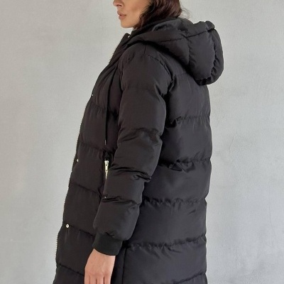 Casaco acolchoado preto com capuz e boné cinzento riscado