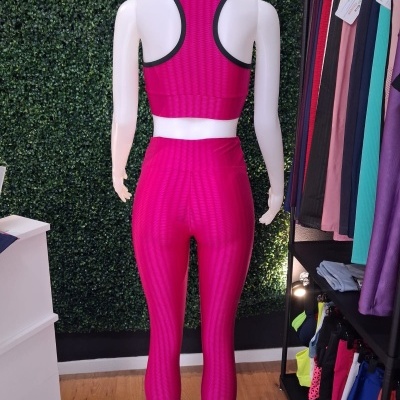 Conjunto desportivo rosa fúcsia em manequim branco na loja