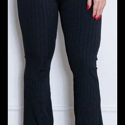 Calças pretas de tecido canelado com corte flare e sapatos pretos de bico fino