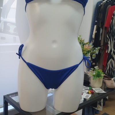 Biquíni azul em manequim branco numa loja