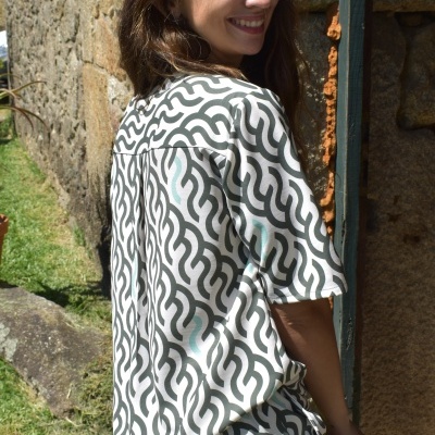 Blusa com padrão geométrico preto e branco de tecido leve