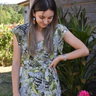 Vestido com padrão de folhas verdes e cinzas ao ar livre