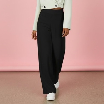 Calças pretas largas em tecido fluido