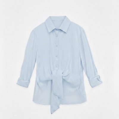 Camisa feminina azul clara com nó e botões