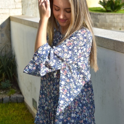 Blusa feminina de manga 3/4 com estampa floral colorida, tecido leve