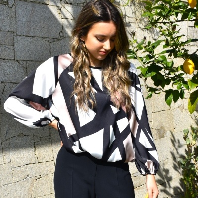 https://www.amelymoda.com/product/blusa-cetim-geometric