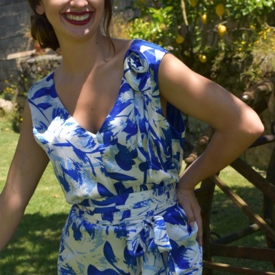 Vestido midi branco com padrão floral azul em tecido leve com decote em V e cinto