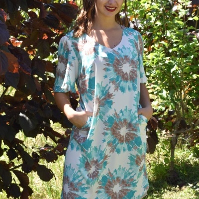 Vestido floral curto feminino ao ar livre com bolsos e mangas curtas