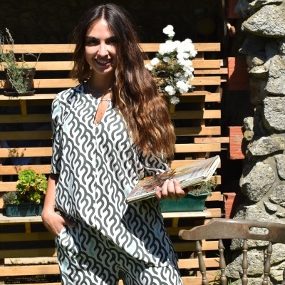 Macacão feminino preto e branco com padrão ondulado