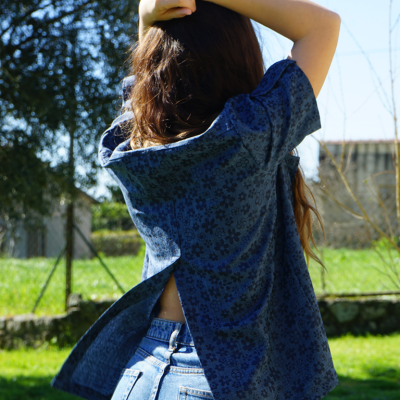 Camisola azul com padrão floral usada ao ar livre