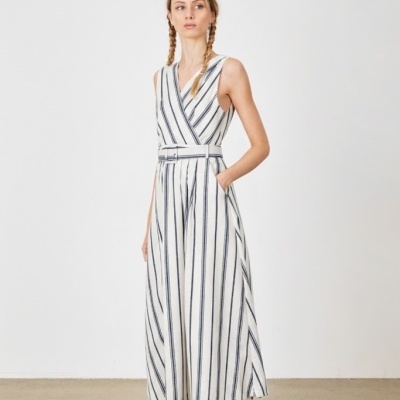 Macacão comprido riscas verticais com cinto e calçado preto