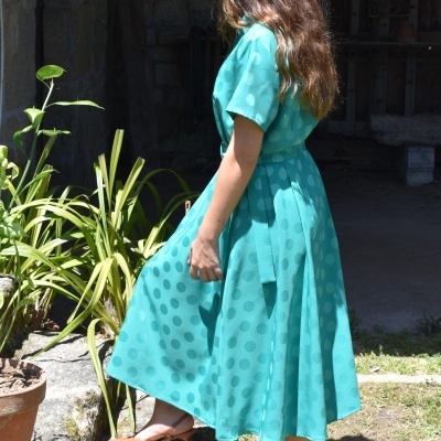 Vestido midi verde água com bolinhas e mangas curtas