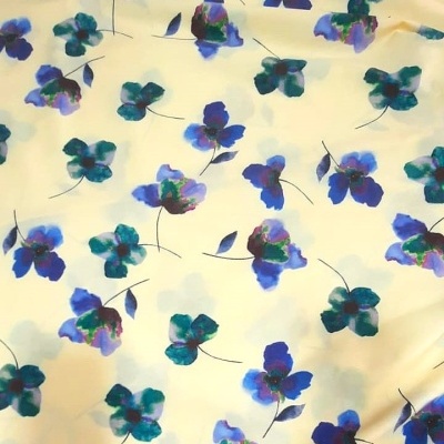 tecido creme com padrão floral azul, verde e roxo