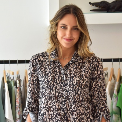 Blusa animal print castanho, preto e bege, tecido leve, gola V, em loja de roupa