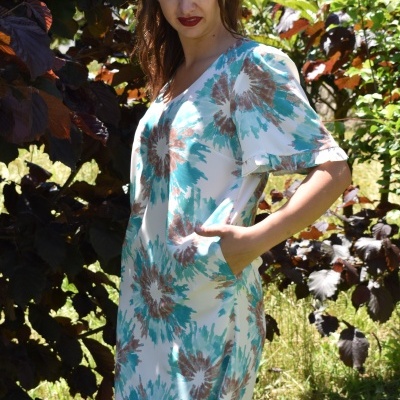 Vestido curto floral azul turquesa e castanho com mangas curtas