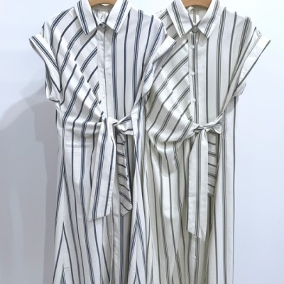 Duas camisas vestido brancas com riscas verticais diferentes, botões e cinto do tecido na cintura.