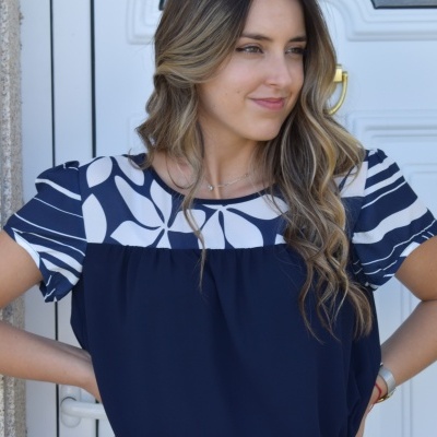 Camisola feminina azul escura com parte superior estampada e mangas curtas